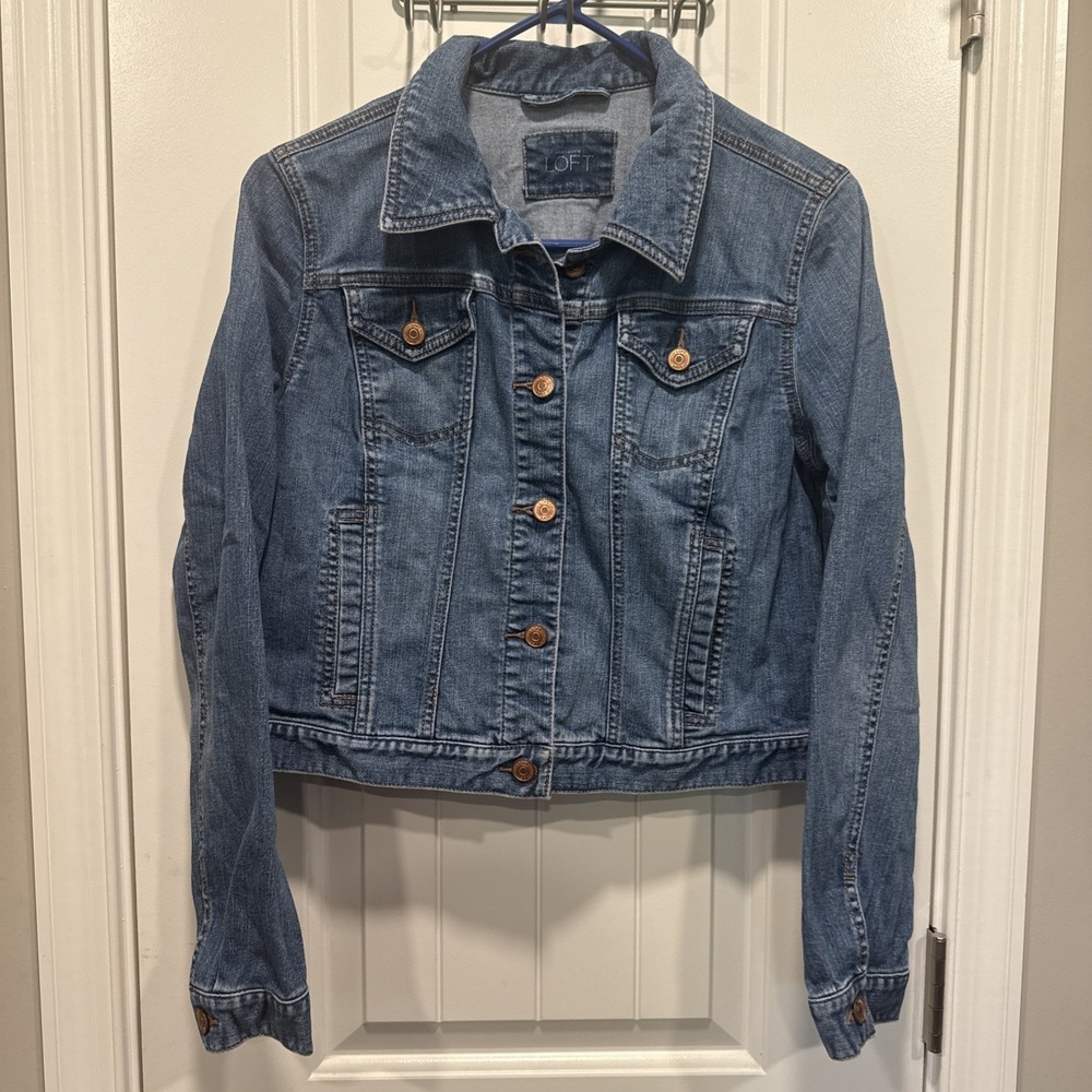 Woman's LOFT BRAND cropped Jean Jacket Pre-loved Size Medium